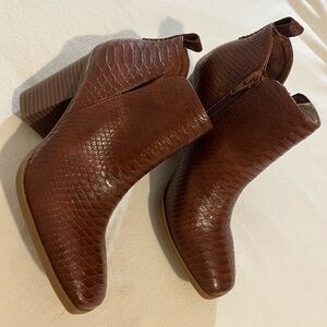 Sun + stone Brown Textured Ankle Boots